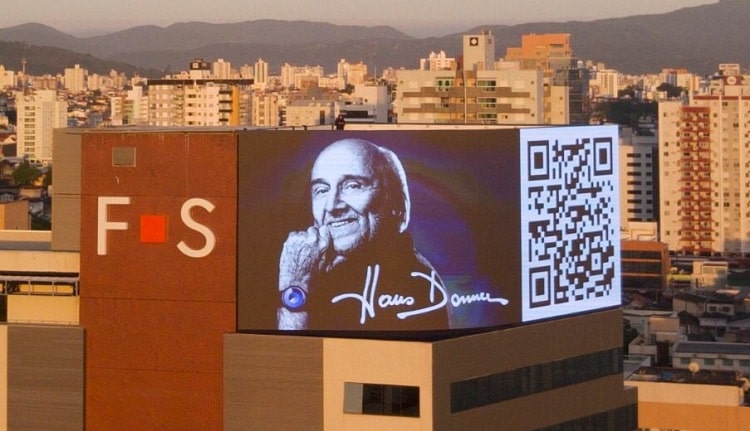 Nesta imagem podemos ver uma publicidade sendo divulguda na mega tela Foripa Square, o maior painel digital no topo de um prédio de mpidia out of home da América Latina.