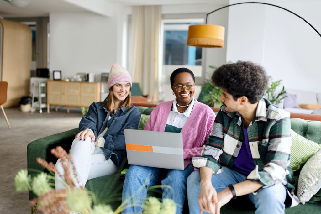 Um grupo de jovens multirraciais discutindo no trabalho.