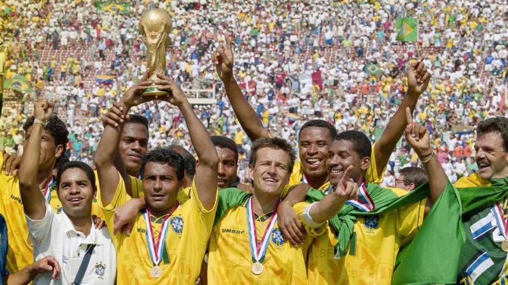 Nesta imagem podemos ver os jogadores da seleção brasileira fazendo uma referência de marketing na Copa do Mundo de 1994.