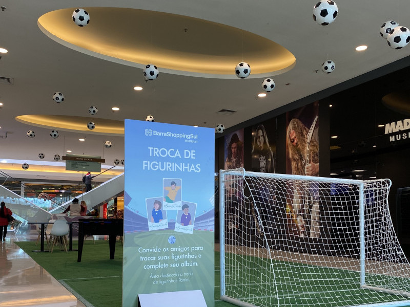 Nesta imagem podemos ver um espaço instagramável em shopping em Porto Alegre. Uma execlente opção para engajar o público e aplicar o marketing na copa.