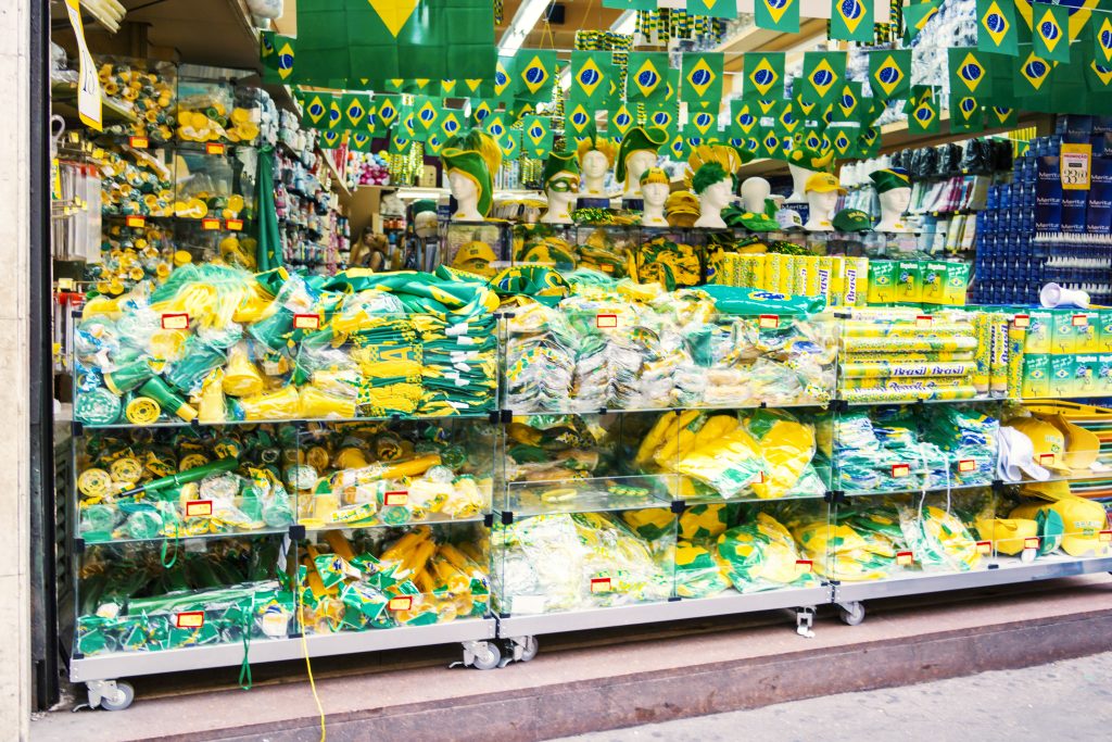 Nesta imagem podemos ver vários acessórios do Brasil sendo oferecidos em uma loja, uma estratégia na copa para vender, já que esse é um dos hábitos de compra dos brasileiros durante esse período.