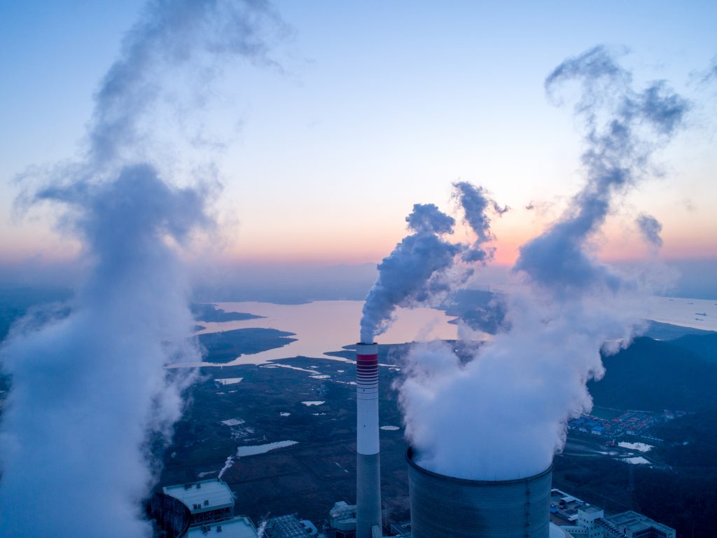 Nesta imagem podemos ver uma indústria liberando dióxido de carbono na atmosfera, uma prática contrária a de empresas ESG.