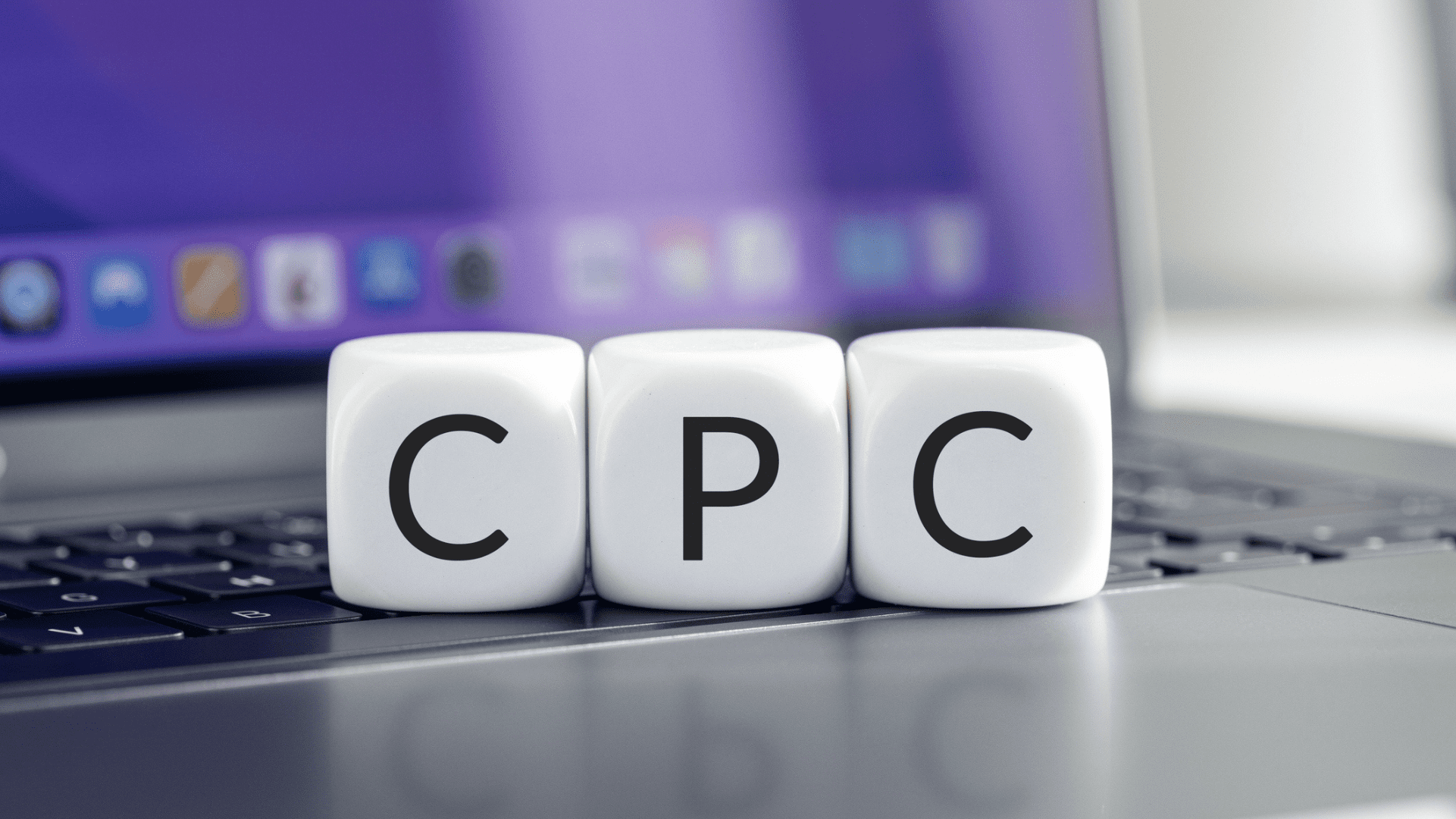 Nesta imagem podemos ver um computador ao fundo e a sigla CPC ganhando destaque. CPC é a sigla para "custo por clique", que é um dos termos de marketing que todo profissional precisa conhecer.