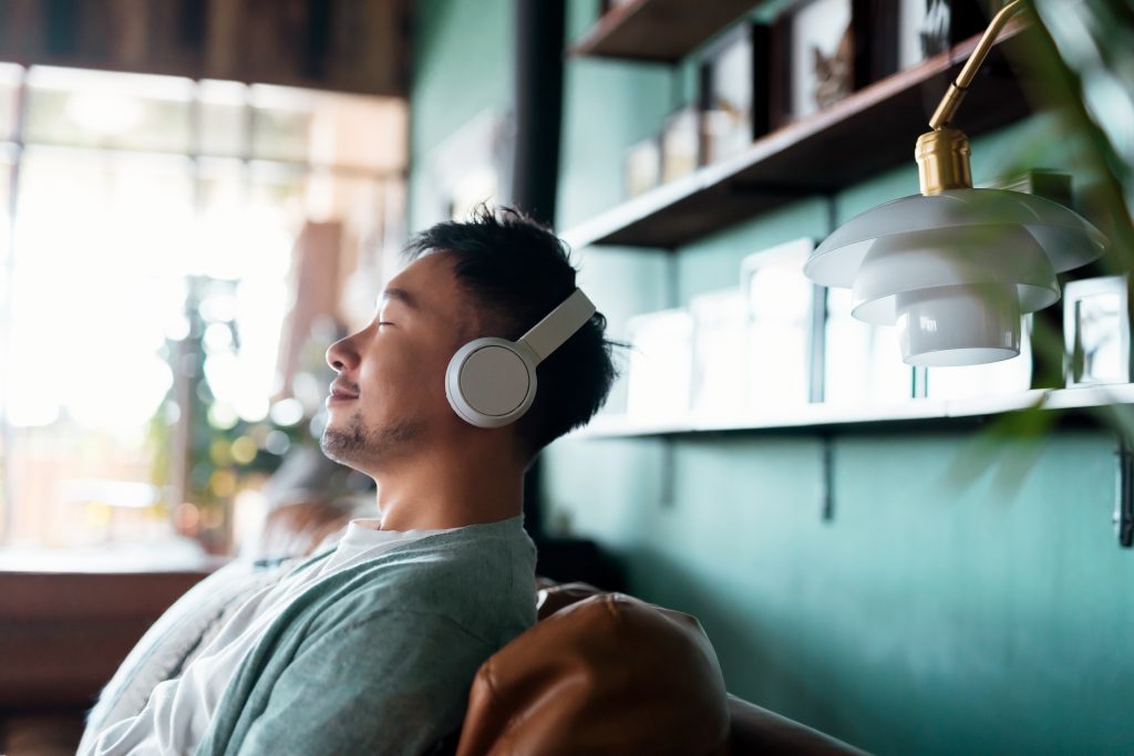 Nesta imagem podemos ver um homem ouvindo música, na maior tranquilidade. Consumir com calma e qualidade faz parte do que é o slow content.