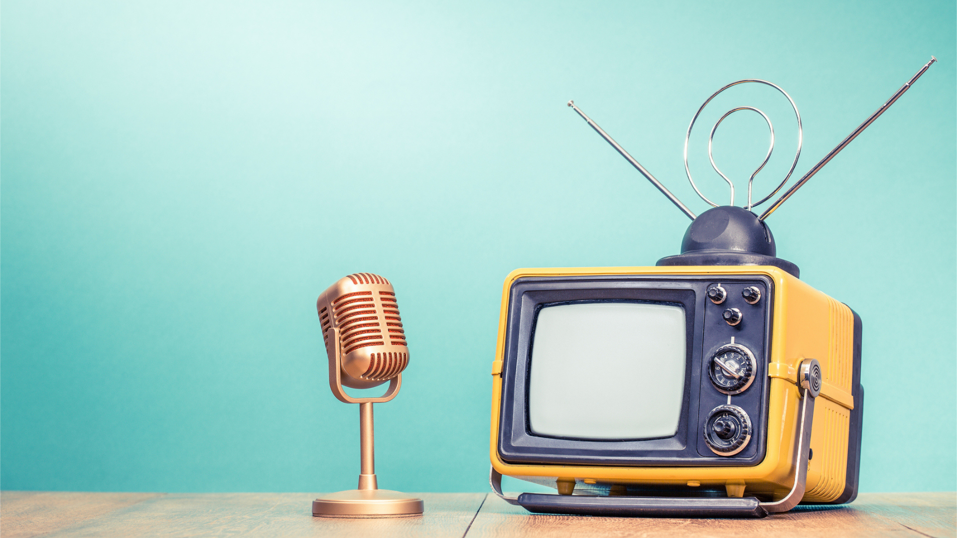 Nesta imagem podemos ver uma televisão analógica e um microfonr, que possivelmente faz alusãi a publicidade na TV aberta.