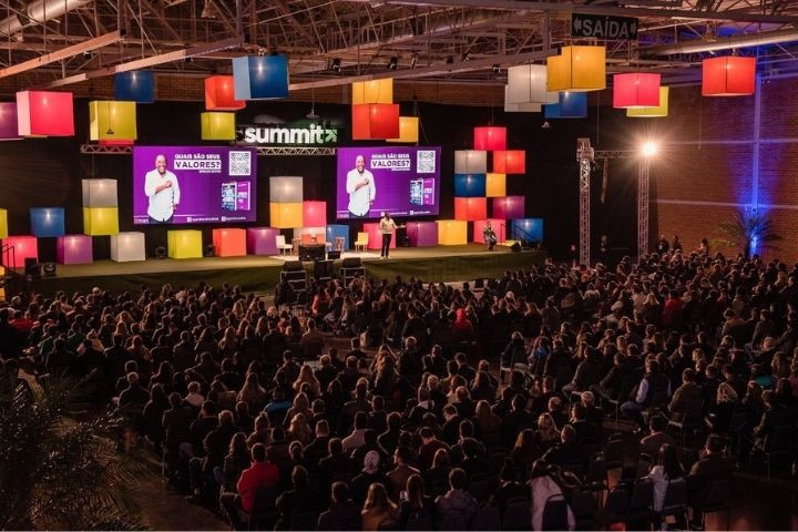 Nesta imagem podemos ver o palco da Gramado Summit, um dos eventos de marketing mais esperados de 2023.