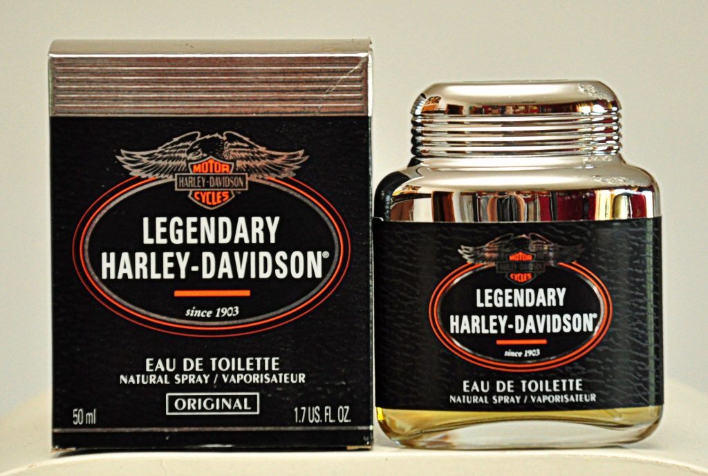 Nesta imagem podemos ver o perfume que a Harley Davidson tentou vender, uma extensão da marca.