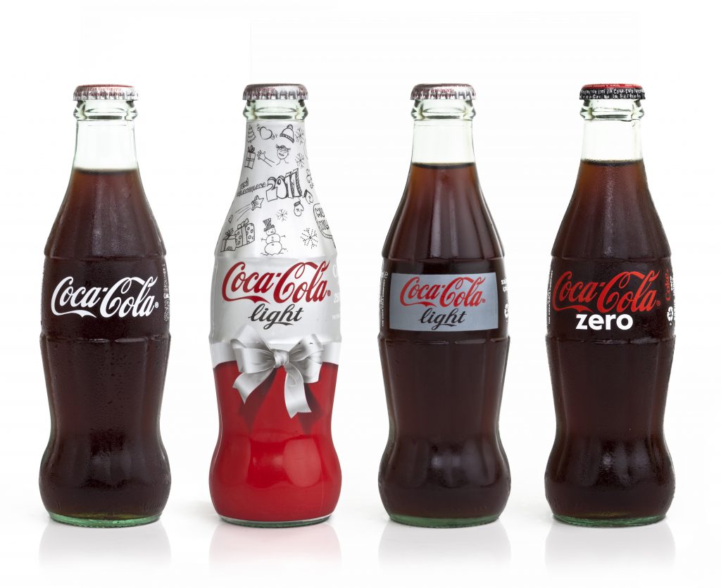 Nesta imagem podemos ver uma Coca-Cola e suas muitas extensões de linha como a Coca Zero e a Coca Light.