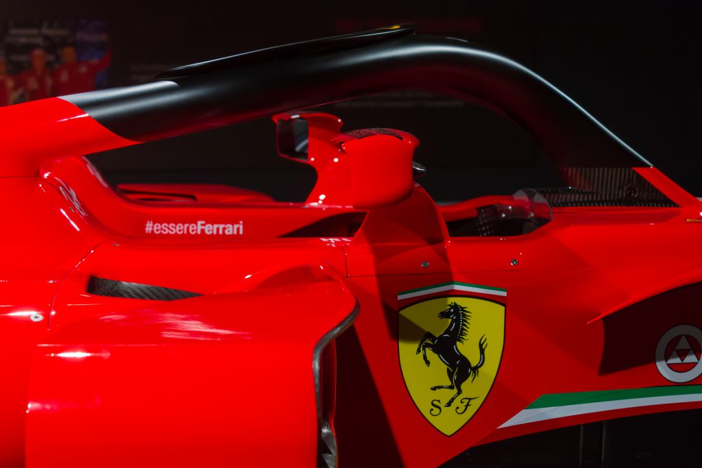 Nesta imagem podemos ver uma imagem de uma Ferrari.Nesse conteúdo você irá encontrar um conteúdo que irá lhe ajudar a entender a importância da mídia online ou offline, a que preferir, para usar em campanhas.