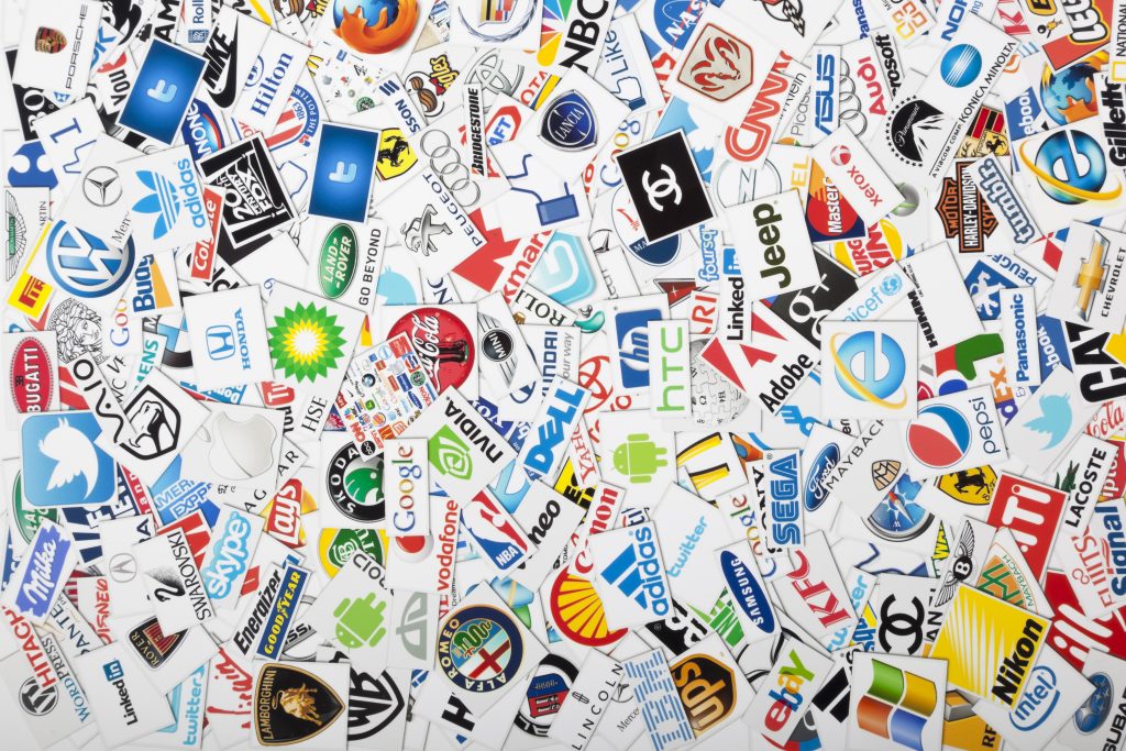 Nesta imagem podemos ver várias marcas. Muitas delas representadas por seus logotipos, que são essenciais para a estratégia de branding de uma marca.