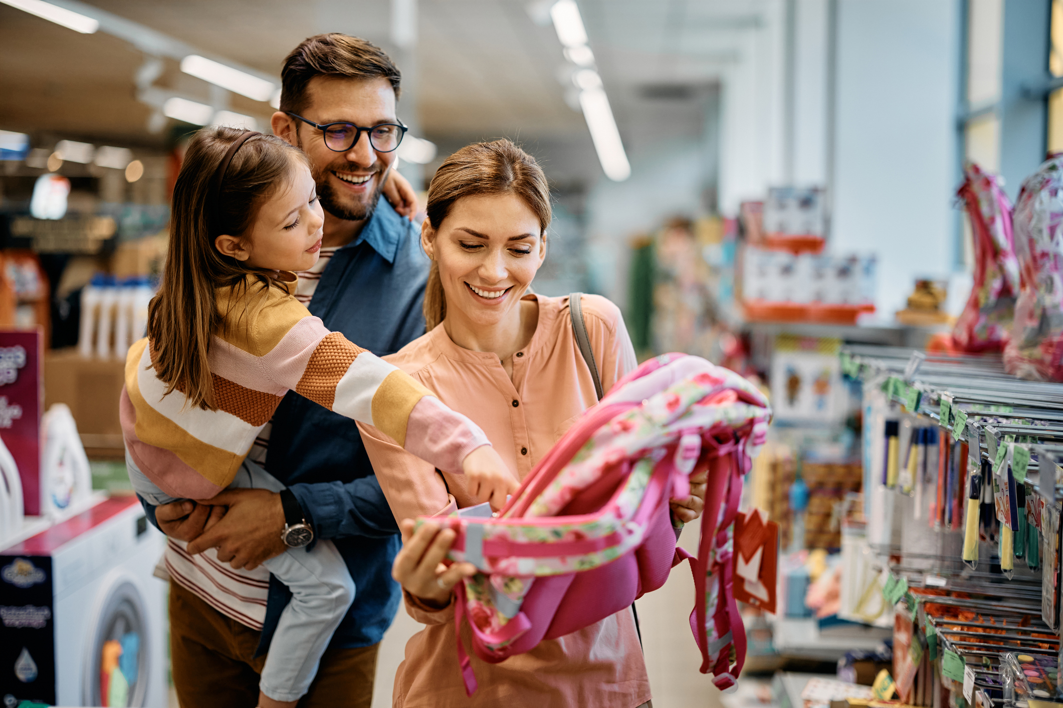 Nesta imagem podemos ver uma família fazendo compras. Note como a criança, que faz parte da Geração Alpha, desempenha um papel importante na escolha dos produtos que serão comprados.