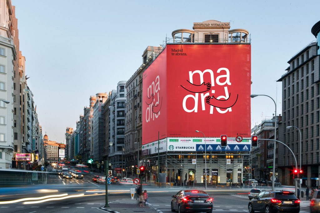 Mídia externa da campanha "Madrid te abraza", um empreitada de place branding da capital espanhola.