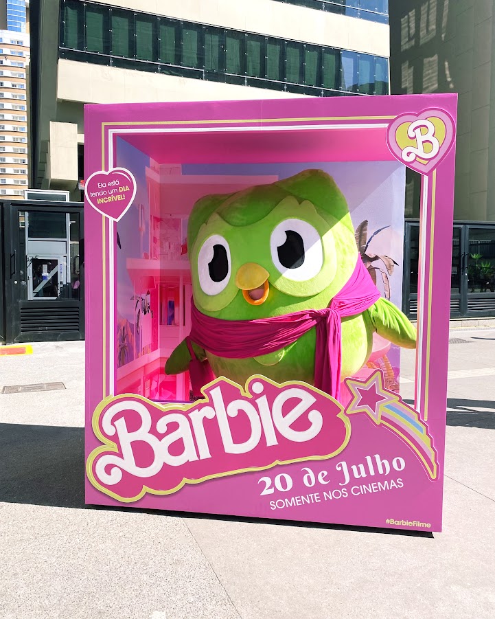 Nesta imagem podemos ver o Duo vestido de barbie na Avenida Paulista. O estudo de caso Duolingo é de muito sucesso.