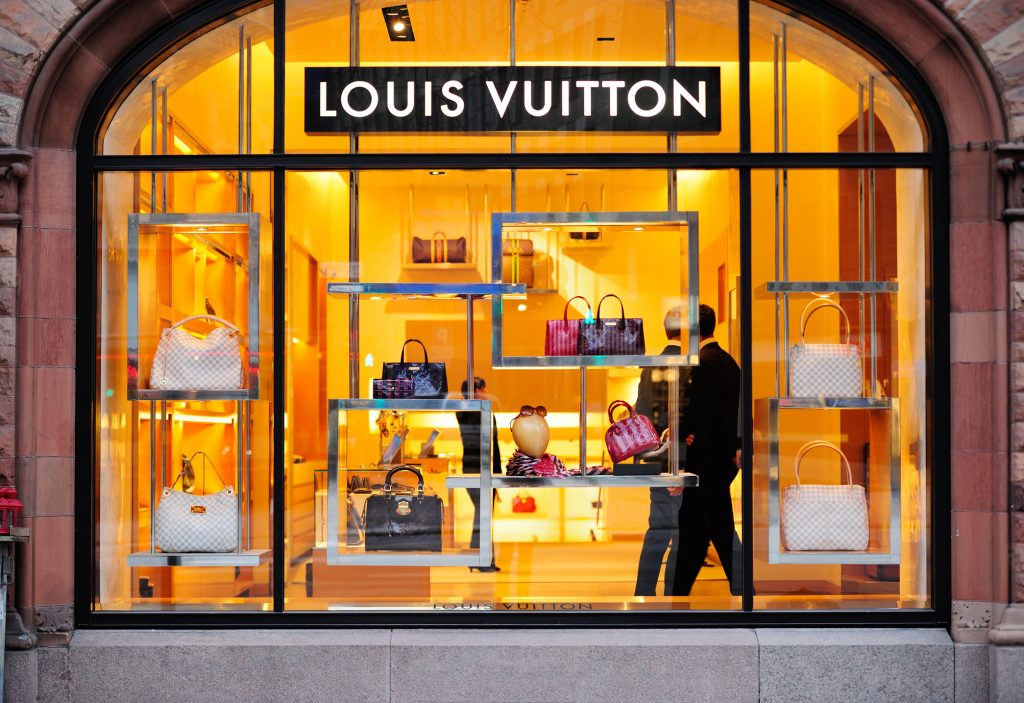 Nesta imagem podemos ver uma loja da Louis Vuitton que fica na Suécia. Esse é um naming bem conhecido.