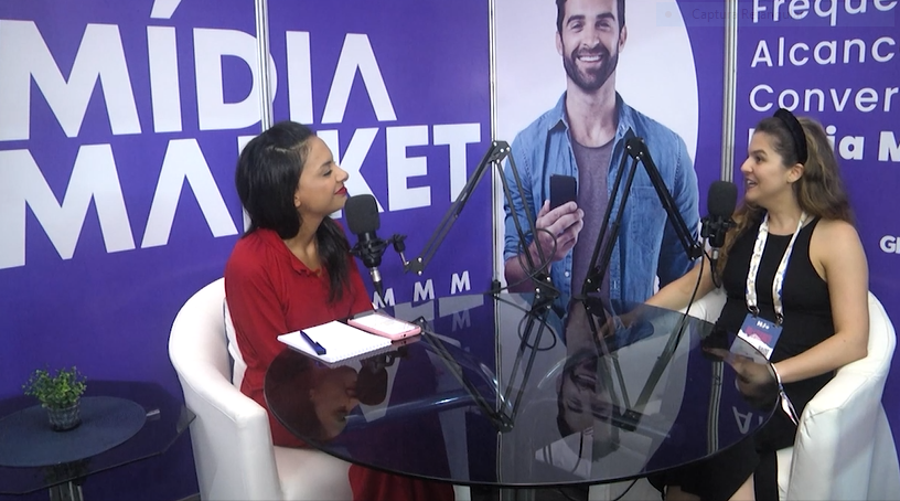 Nessa imagem podemos ver Luiza Telexa, coordenadora de mídias digitais do Grupo ND, e Ana Paula Peretti, gerente de inovação na Kraft Heinz, conversando no Mídia Market Podcast.
