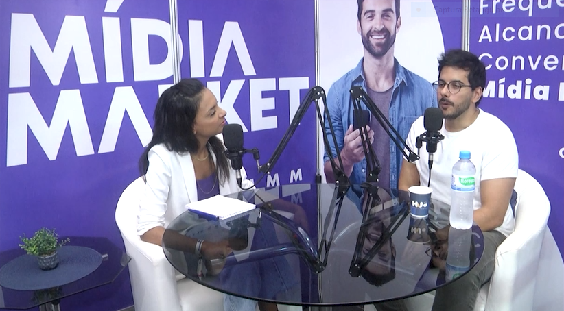 Nesta imagem podemos ver Luiza Telexa, coordenadora de mídias digitais do Grupo ND recebe Thiago Rocha, Haed de Growth da RD Station no Mídia Market Podcast.