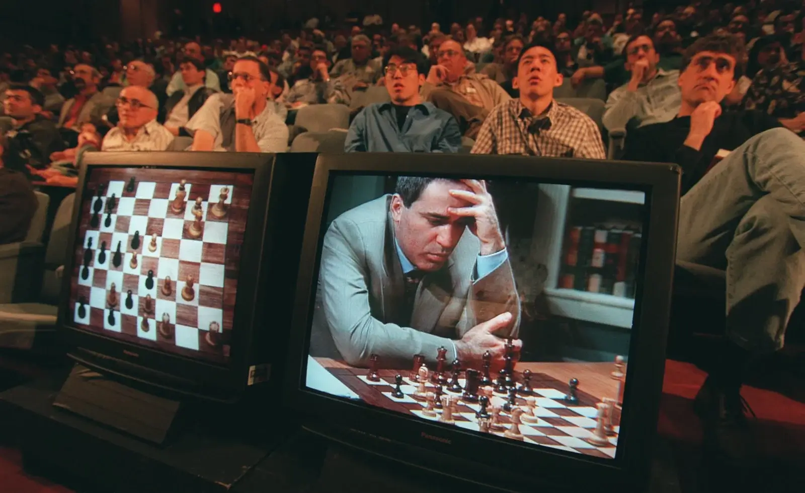 Homem jogando xadrez contra máquina.esse evento destacou o potencial das máquinas em superar os seres humanos em tarefas específicas e impulsionou ainda mais o desenvolvimento de sistemas de IA em diferentes domínios