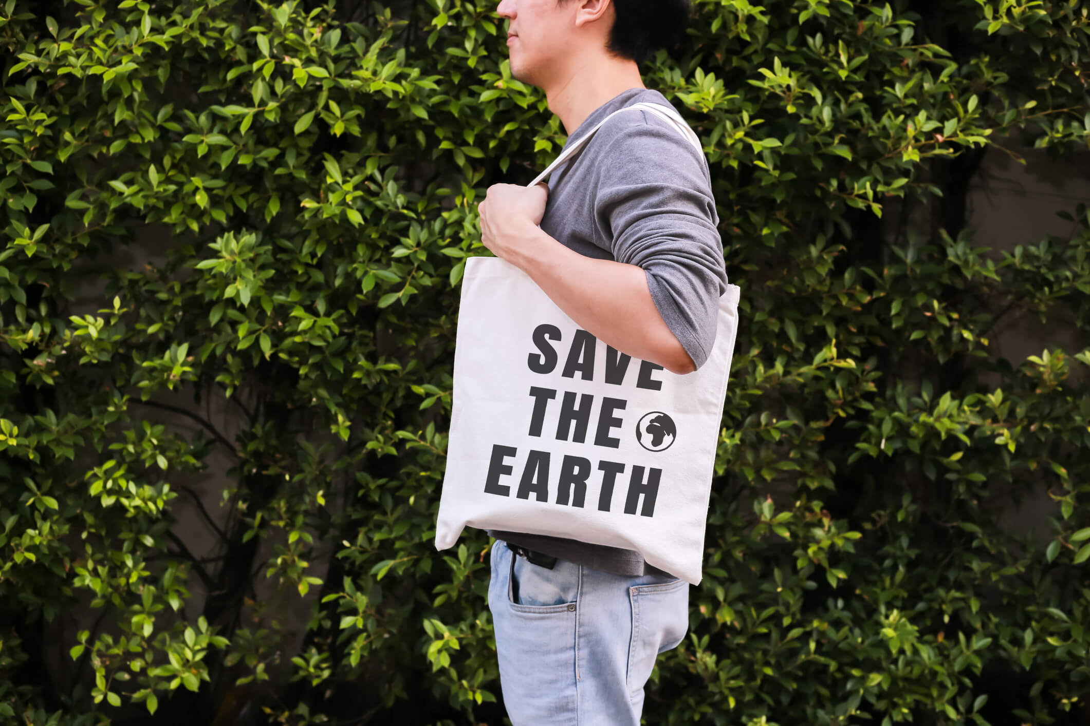 Falando em consumo consciente temos uma pessoa com uma ecobag com imagem de salve a terra.