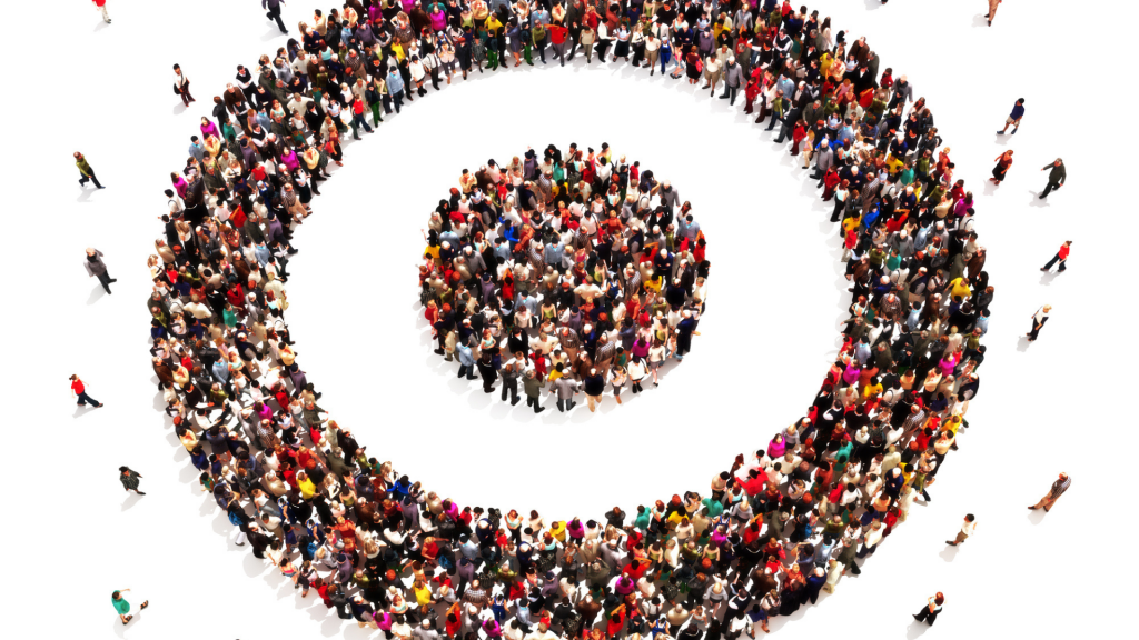 Na imagem vemos uma multidão de pessoas, formando um círculo visto de cima.