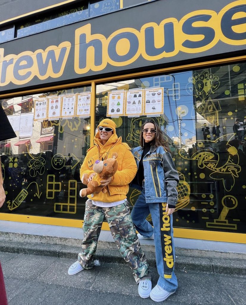 Laura Ehrlich e Justin Bieber na drew house de tóquio