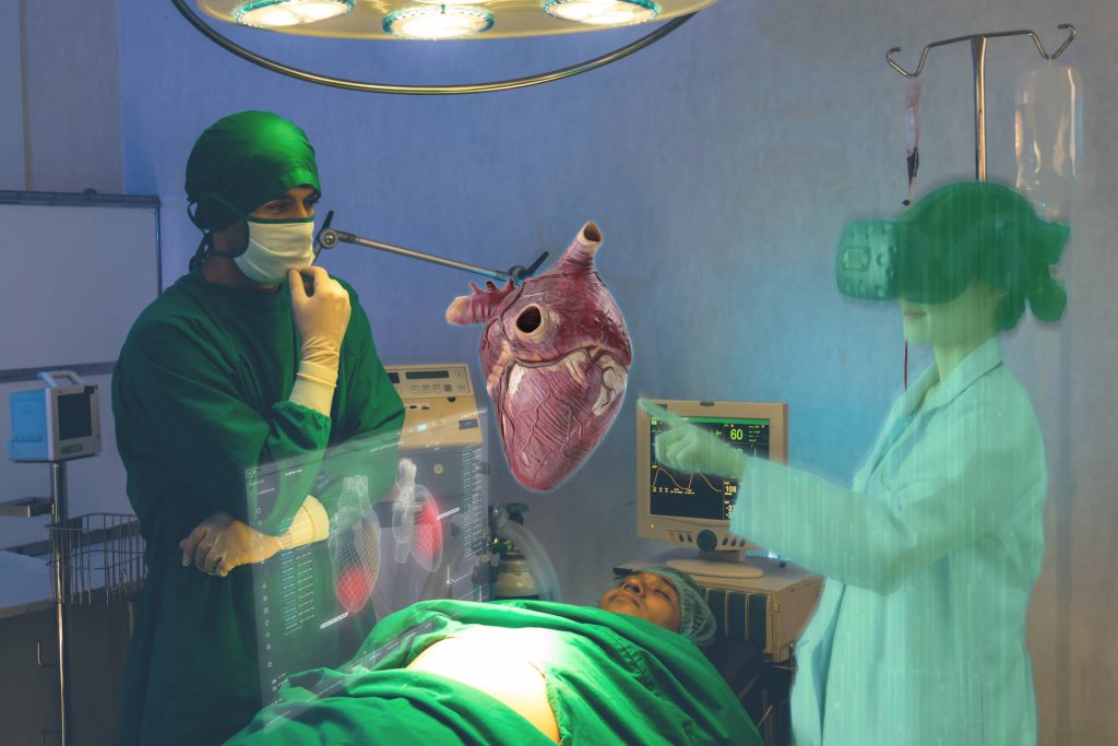 Médico em uma sala de cirurgia, de frente para um olograma projetado por tecnologia futurista.