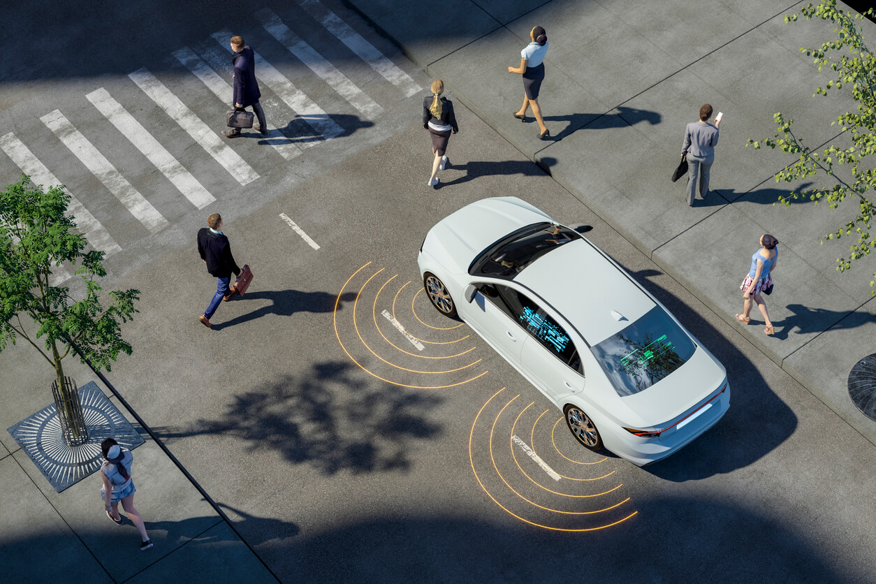 Empresas como a Tesla utilizam visão computacional em seus veículos autônomos para identificar obstáculos, pedestres, sinalizações de trânsito e outras informações importantes para a navegação segura.