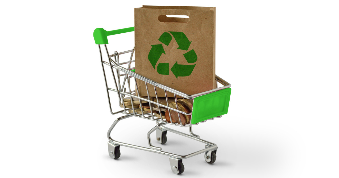 carrinho de compras de supermercado verde com uma sacola sustentável dentro e algumas moedas