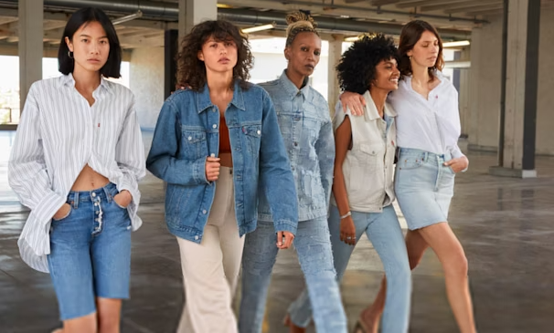 Grupo de modelos gerado por IA da Levi's. São cinco mulheres. Duas são pardas e três brancas. Elas estão em pé e caminhando.