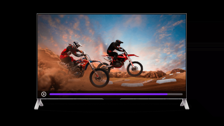 Tela de uma TV com dois homens em cima de uma moto. Eles estão participando de uma competição de motocross. Mas esse se trata de um anúncio para TV Conectada.