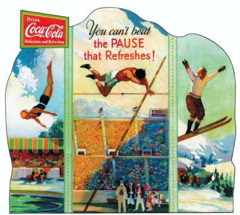 Folder da Coca-Cola para as Olimpíadas de Amsterdã. Três atletas aparecem na foto. Um está saltando com a vara, outro fazendo acrobacias e o terceiro pulando de snowboarding.