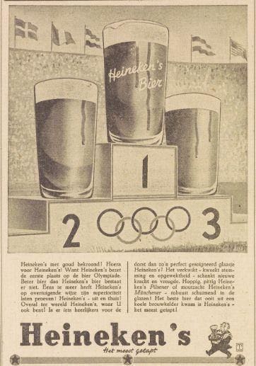Três copos de cerveja estão sob o pódio dos Jogos Olímpicos. Em preto e branco.