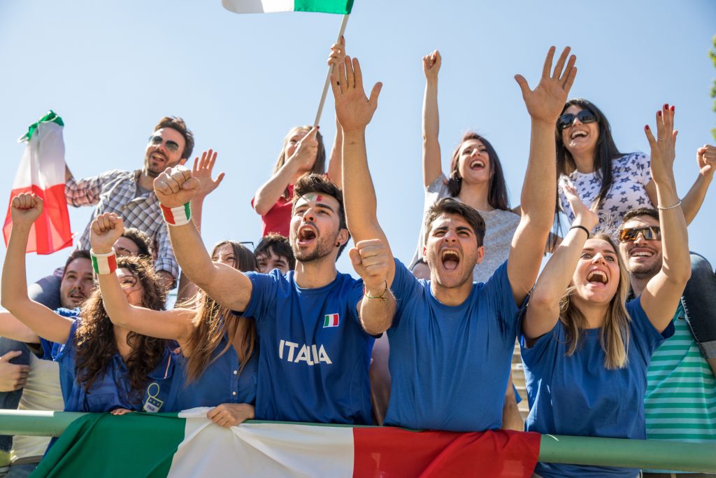 Grupo de torcedores da seleção italiana, vestidos com o uniforme azul.