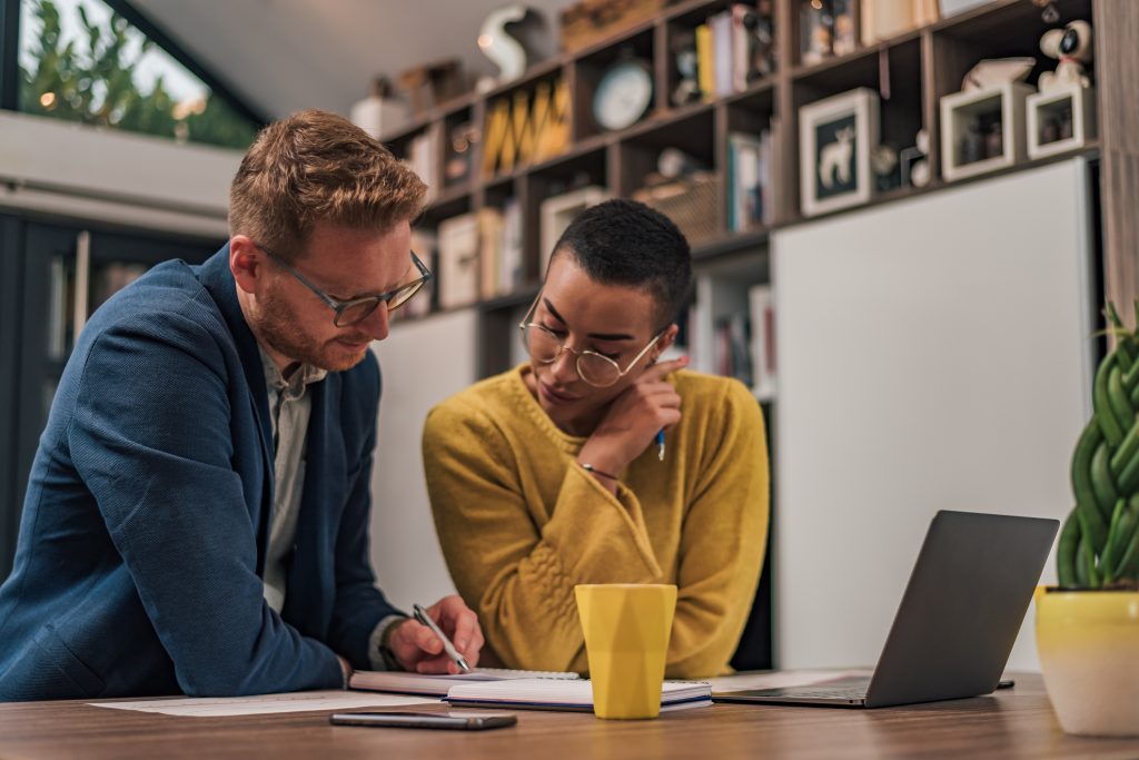 Mulher tutorando treinamento de coaching ensinando homem em marketing de estratégia de negócios e em muitas outras áreas diferentes.