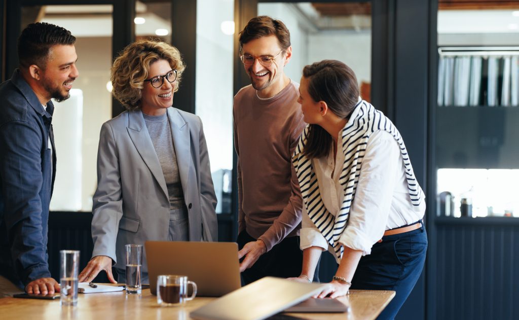 Pessoas de negócios tendo uma reunião sobre planejamento de mídia em uma empresa de tecnologia.