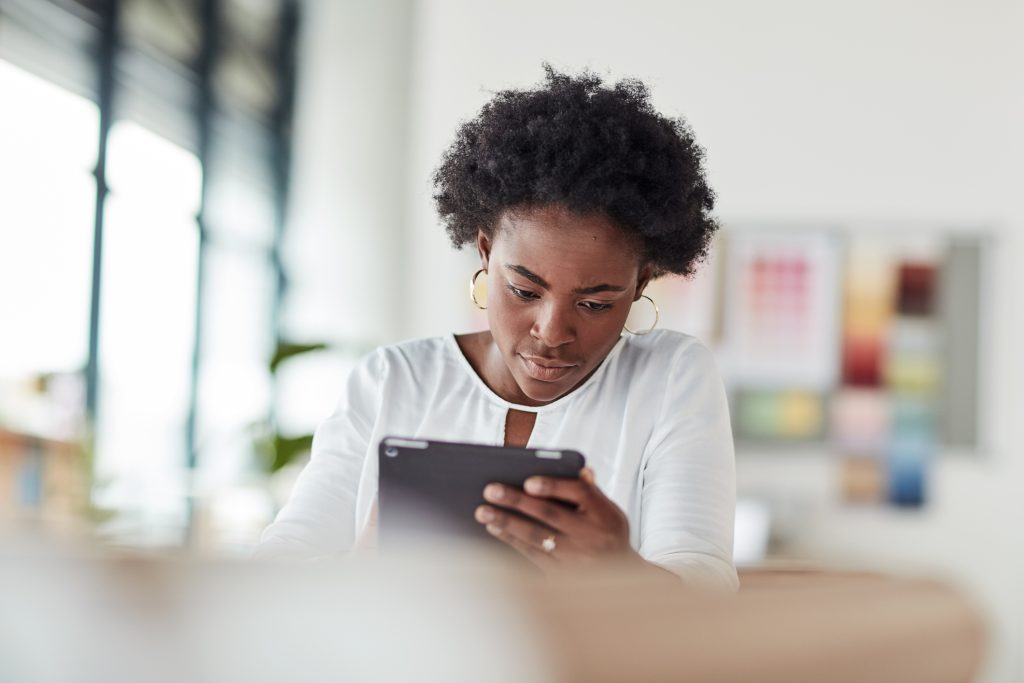 Mulher negra criativa, tablet e design em foco para planejamento, estratégia ou inspiração para startup.