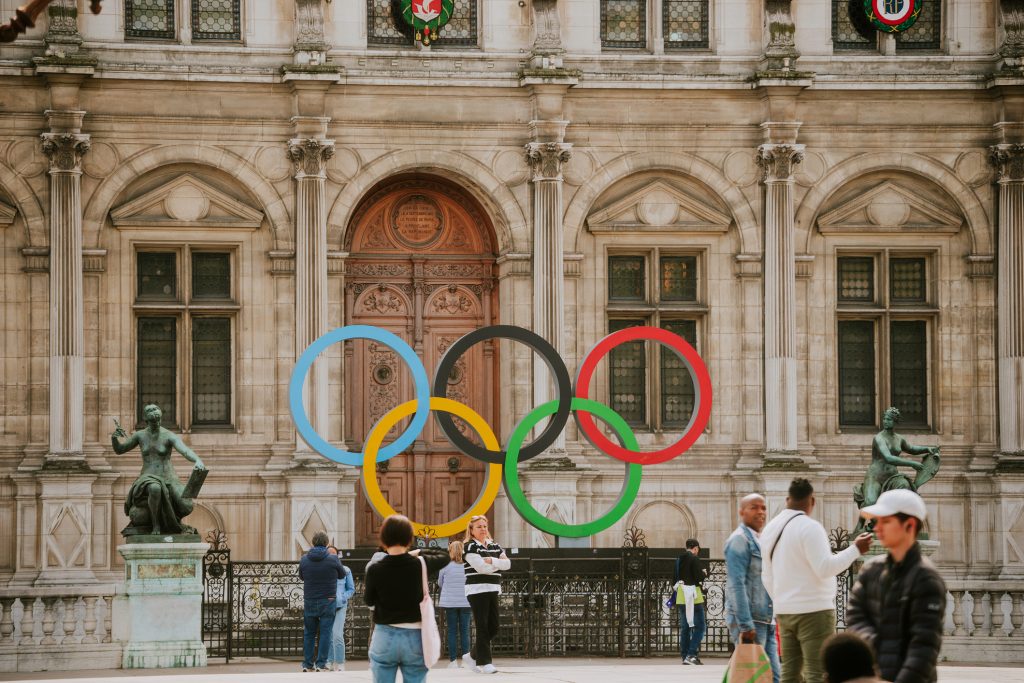 Anéis olímpicos em frente ao Hôtel de Ville na primavera de 2023 - Paris, França. 