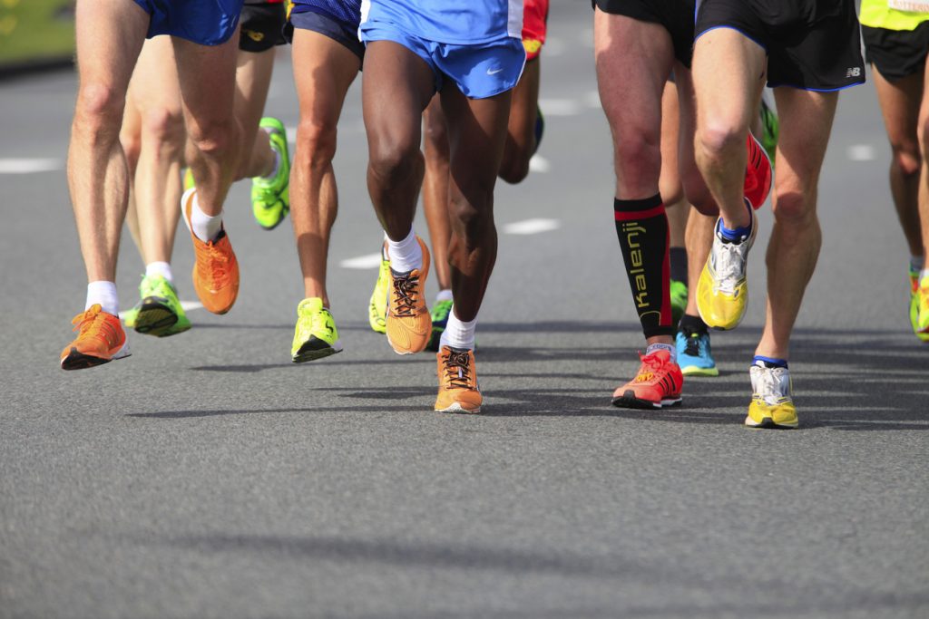 Corredores em calçados esportivos de Saucony, Brooks e Adididas. Um case da Maratona de Boston da Adidas serviu como exemplo de anúncios infelizes.