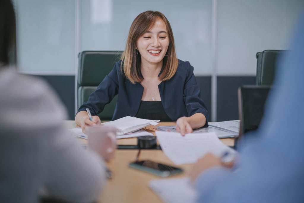 Asiática mulher de negócios bem sucedido reunião discussão com seu cliente colega sobre o seguro de investimento imobiliário.