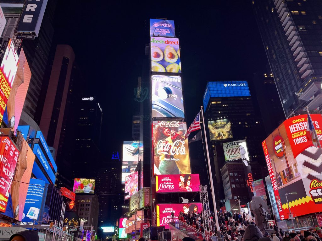 Outdoors com anúncios de marcas na Time Square.