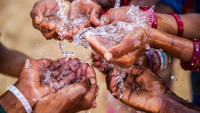 Crianças indianas pobres que pedem a água fresca.