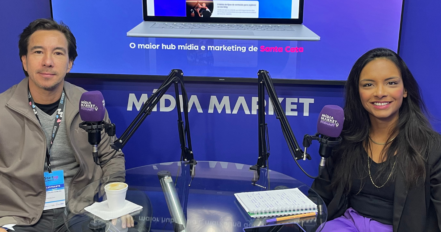 Mauro Nomura, CEO do Grupo Nomura no Mídia Market Podcast e Luiza Telexa, coordenadora de mídias digitais do Grupo ND diretamente do startup summit 2024