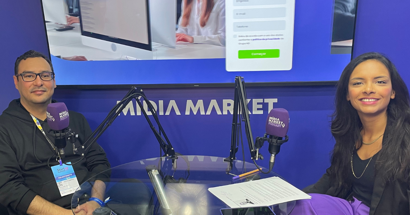 Diego Campos, CPO do Reclame Aqui e Luiza Telexa, coordenadora de mídias digitais do Grupo ND posam para foto no Mídia Market Podcast