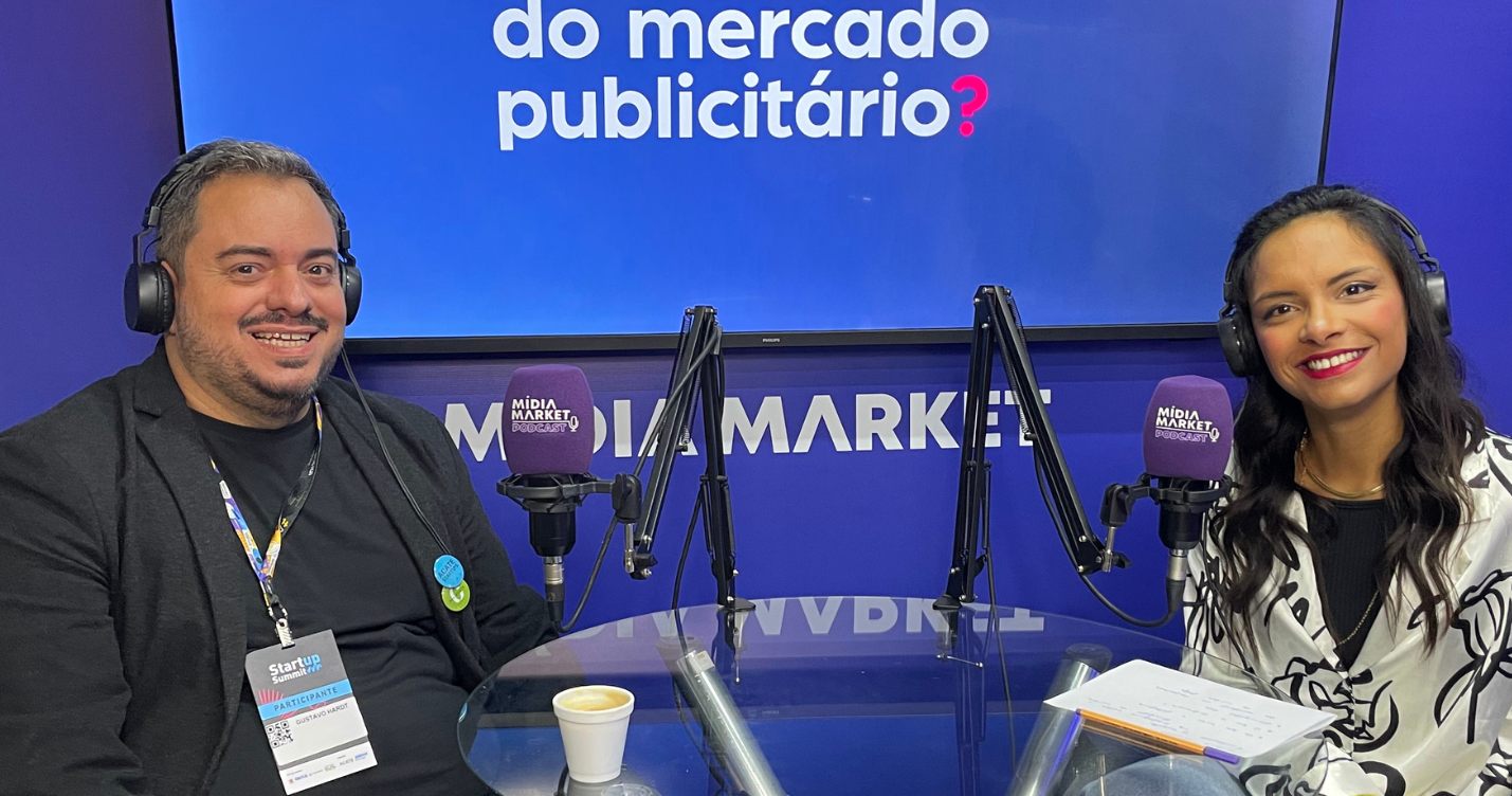 Gustavo Hardt, fundador da G Growth e Luiza Telexa posam para foto em mais uma gravação de Mídia Market Podcast