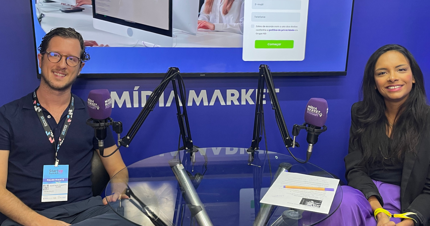 Gustavo Gadotti, mentor na WOW Aceleradora de Startups e diretor da CRMBonus e Luiza Telexa, coordenadora de mídias digitais do Grupo ND posam para foto nos estúdios móveis do Mídia Market Podcast para uma conversa diretamente do Startup Summit 2024