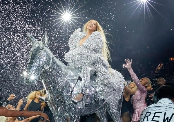 Beyonce à cavalo em sua tour, Renaissence.