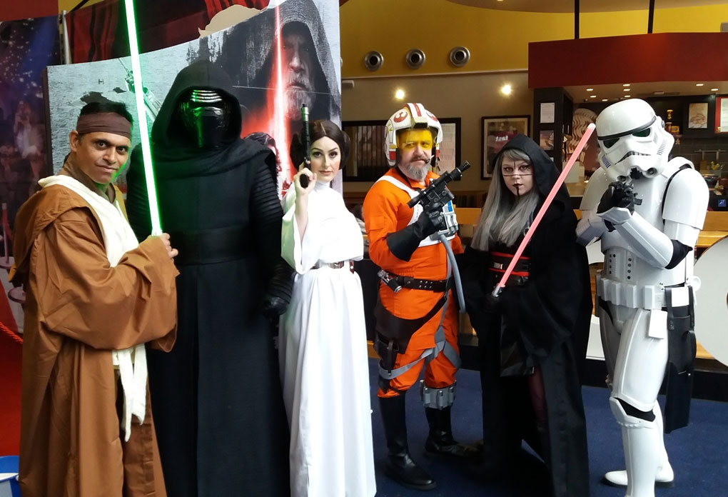 Cosplays de Star Wars, alavancando os fandoms no marketing.