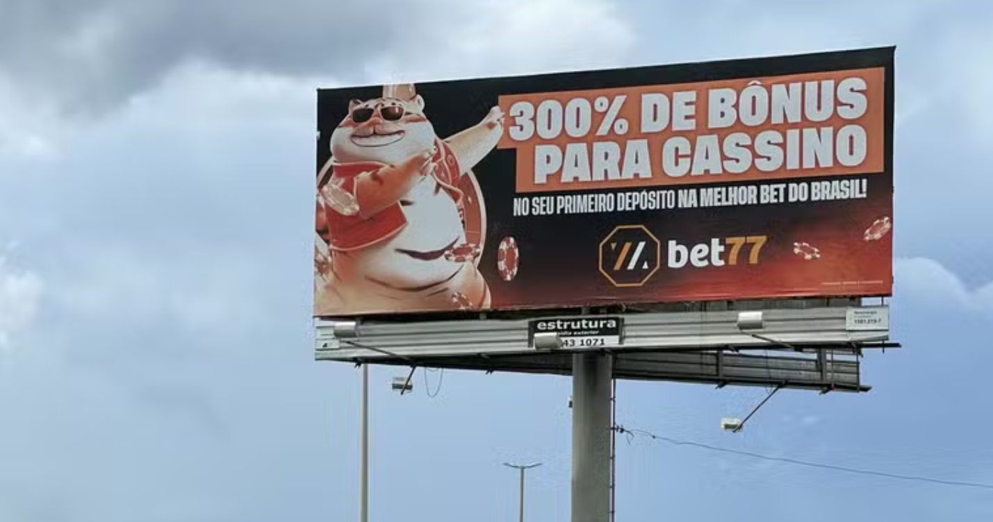 outdoor da marca bet77 com o jogo do tigrinho, destacando o mercado de apostas e oferecendo bônus para quem apostar