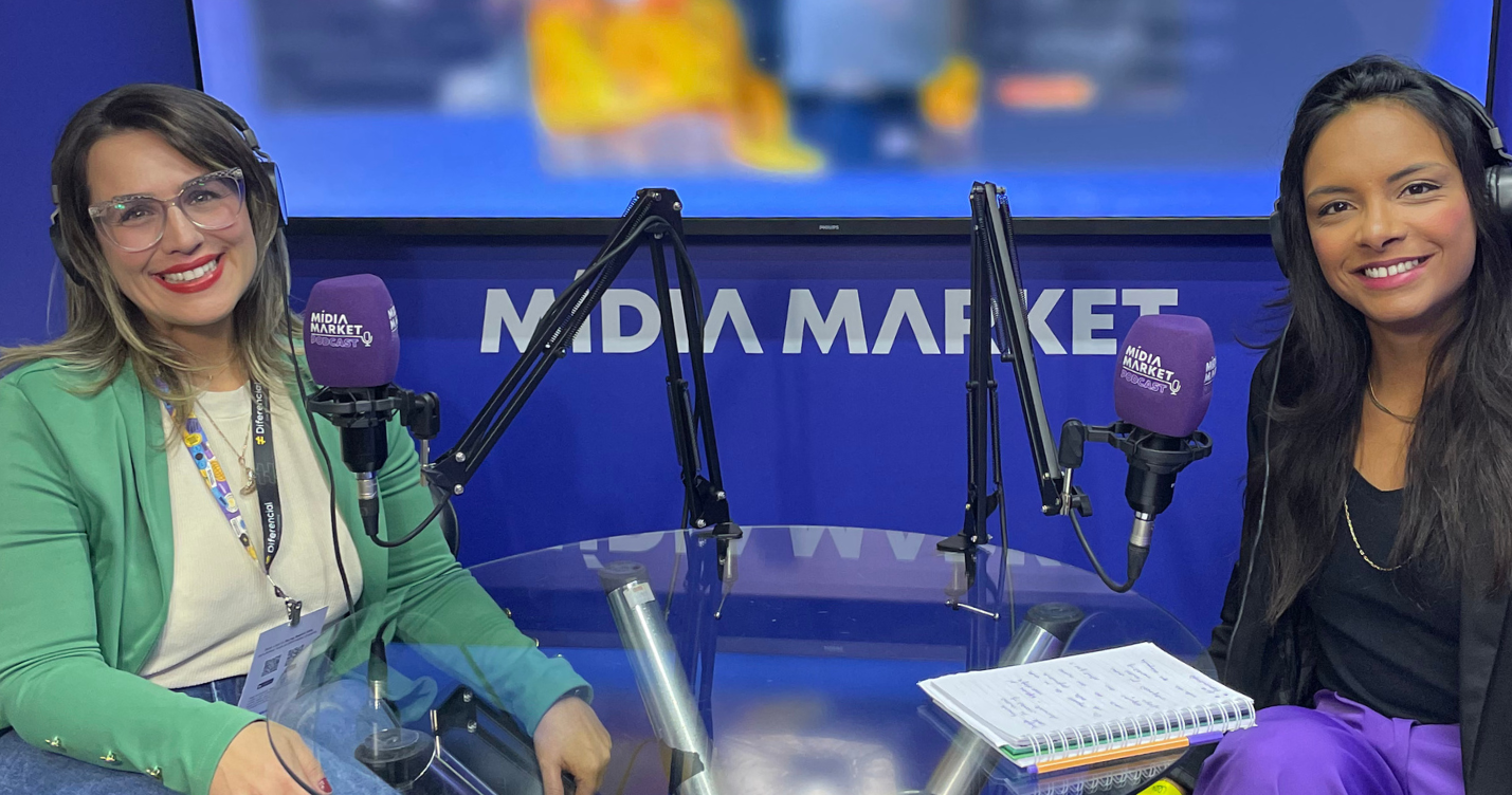 Angela Ferreira de Souza, Coordenadora de Marketing e Pré-vendas da Animati e Luiza Telexa, coordenadora de mídias digitais do Grupo ND posam para foto em gravação do Mídia Market Podcast no Startup Summit 2024.