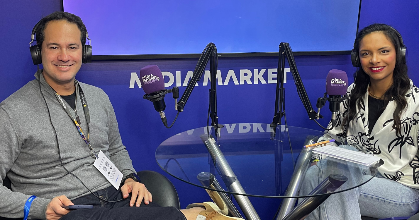 Bernardo Brandão, CMO da RD Station e Luiza Telexa, coordenadora de mídias digitais do Grupo ND posam para foto em uma gravação do Mídia Market Podcast diretamente dos estúdios móveis do Mídia Market dentro do evento Startup Summit