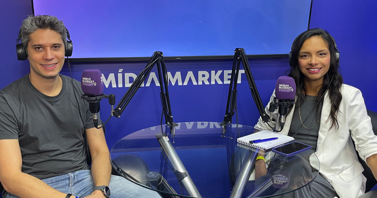 Victor Salles, investidor, cofundador da Hekima, ex-head de IA do Ifood e Luiza Telexa, coordenadora de mídias digitais do Grupo N em foto diretamente dos estúdios do mídia market podcast no startup summit 2024